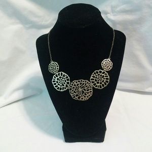 Gold tone graduating link necklace